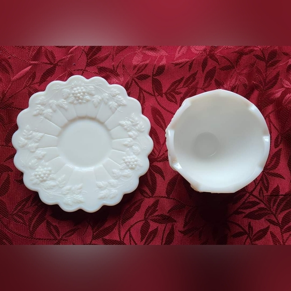 1960's Westmoreland Panneled Grape Milk Glass Mayonnaise/Cocktail Serving Set - Picture 2 of 6